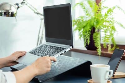 Enfriamiento eficiente: la revolución de los ventiladores y bases refrigeradoras para laptops en 2025
