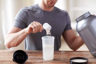 ¿Para qué sirve la creatina monohidratada y cómo se puede incorporar en la dieta de forma simple?
