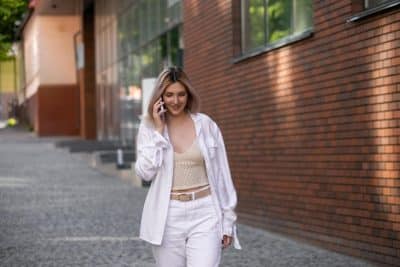Cómo crear el outfit perfecto con pantalón blanco