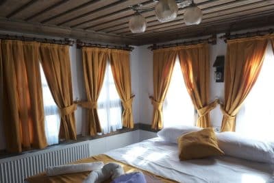 Qué textiles ayudan a que un ambiente se sienta más cálido