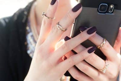 Accesorios discretos que elevan un look cotidiano