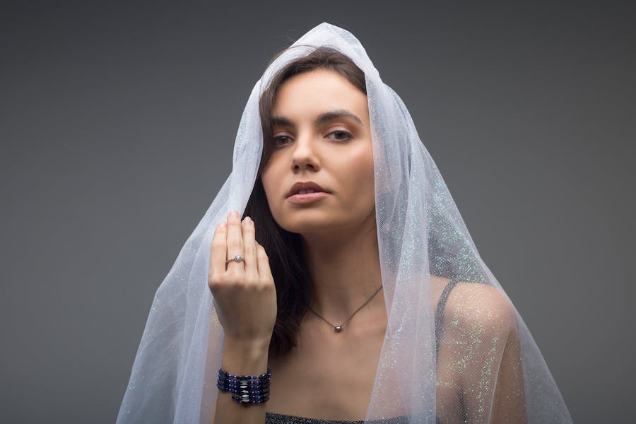 Imagen de Accesorios discretos que elevan un look cotidiano