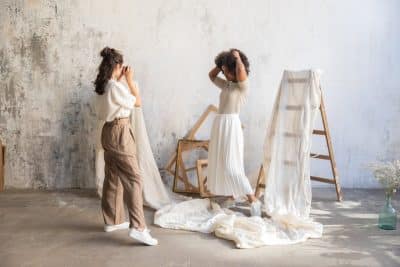 Colores neutros y acentos: cómo equilibrarlos en un outfit