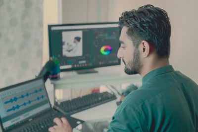 Cómo conectar dos monitores a una laptop y configurar las pantallas correctamente