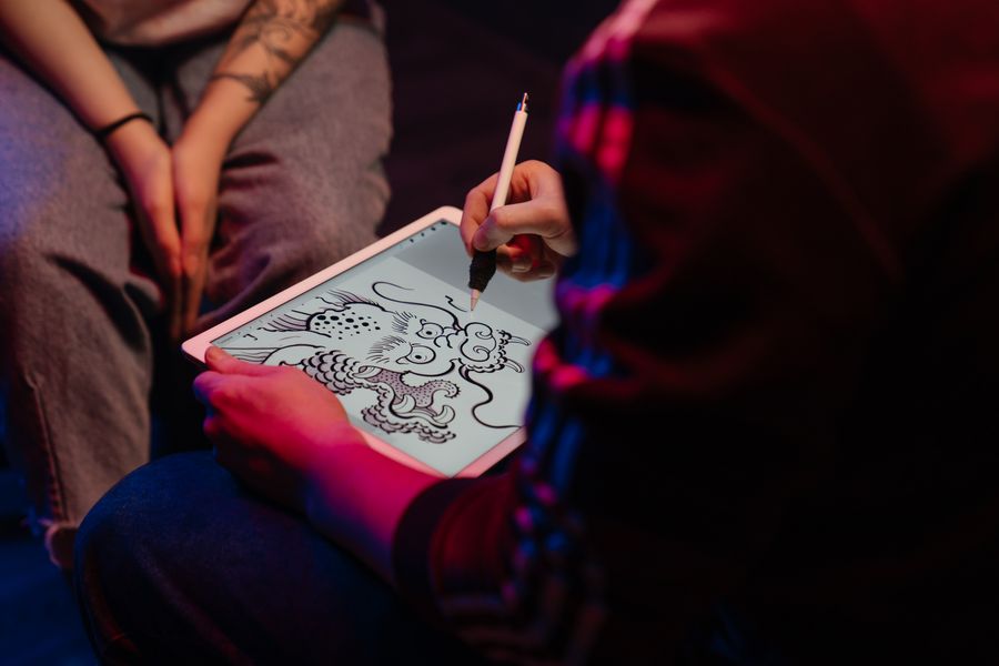 Diseño de tatuaje digital en tablet para arte profesional