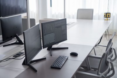 Cómo elegir el tamaño ideal de monitor según el uso, el espacio y la distancia