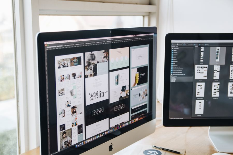 Escritorio con monitores duales modernos