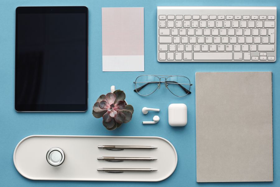 Espacio de trabajo minimalista con dispositivos tecnológicos