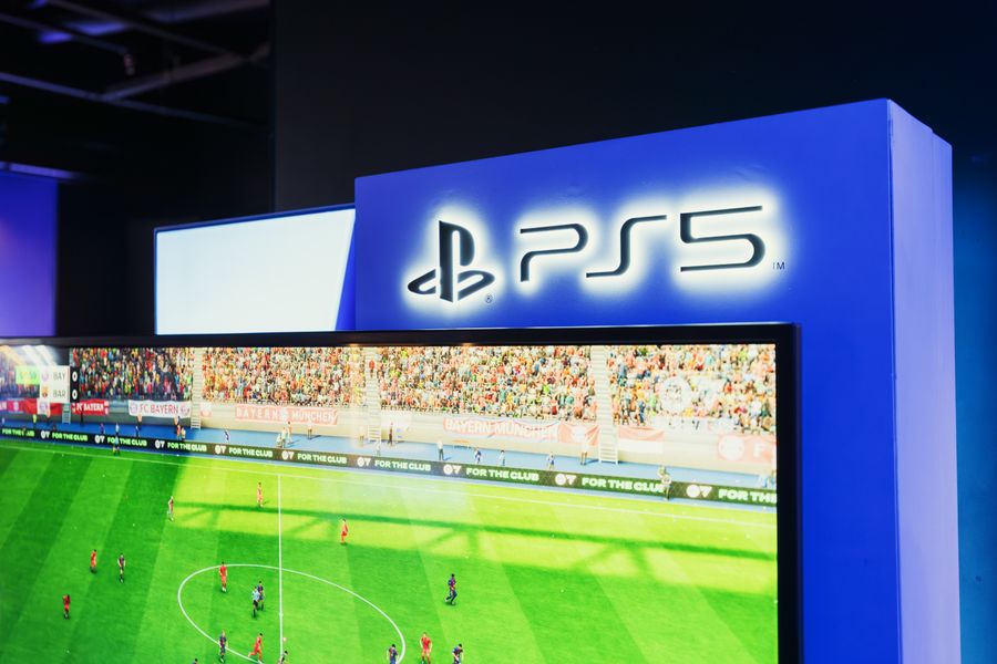 Estación de juego PS5 con partido de fútbol
