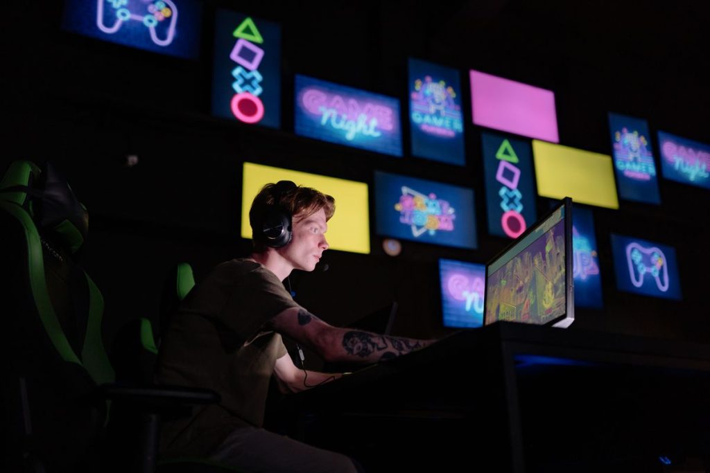 gamer profesional monitor alta frecuencia Gamer profesional con monitor de alta frecuencia