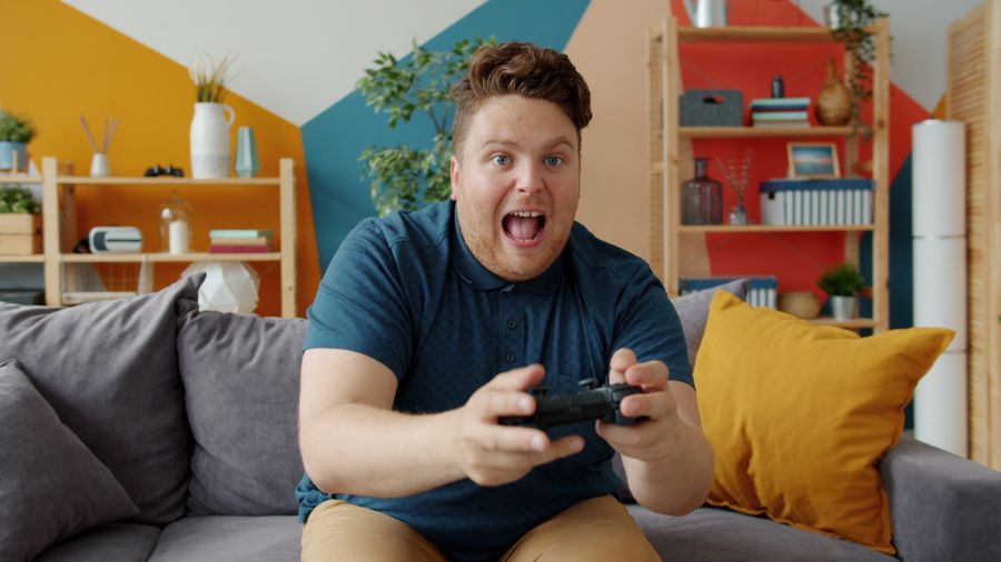 Jugador adulto con consola de videojuegos