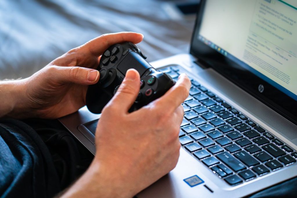 laptop gamer controlador videojuegos 1 Laptop gamer con controlador de videojuegos