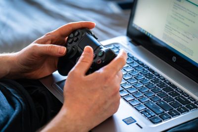 ¿Qué es una laptop gamer vs una laptop normal?