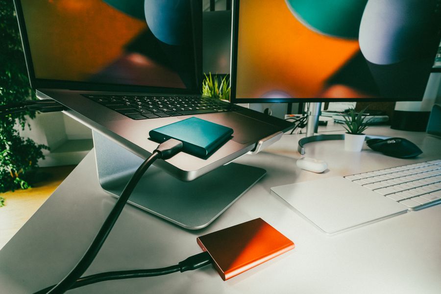 Laptop con una salida HDMI y dispositivos de almacenamiento externo