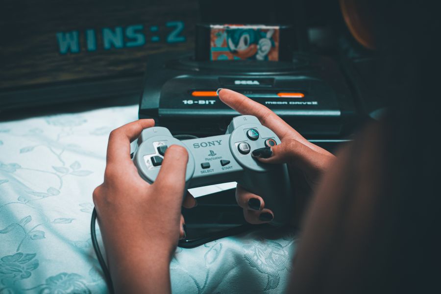 Mando Sony vintage con consola Sega Mega Drive