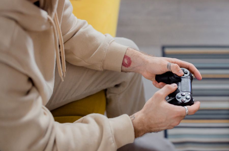 Mando de videojuego con marca de labios Elden Ring