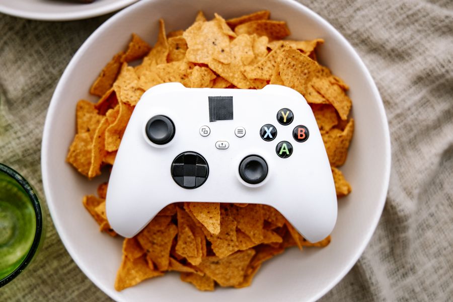 mando xbox series snacks gamers 2 Mando Xbox Series X con snacks para gamers