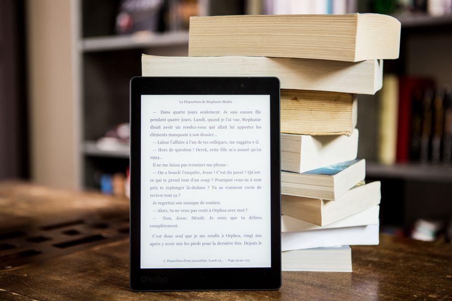 reader junto libros fisicos lectura 1 E-reader junto a libros físicos para lectura