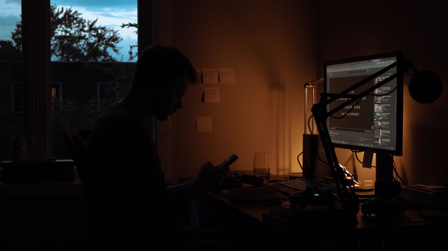 silhouette hombre smartphone contraste 2 Silhouette hombre smartphone contraste VA