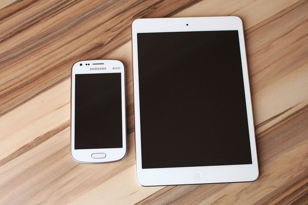 smartphone tablet android mesa madera 1 Smartphone y tablet Android sobre mesa de madera