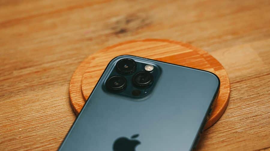 Cámara de smartphone moderno para carga MagSafe