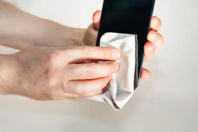 Cómo limpiar tu funda correctamente sin dañarla: 5 pasos según el material